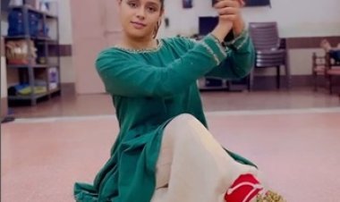 After Jhanvi Kapoor, Kangana Ranaut Actress Pranati Rai Prakash Learns Kathak From Indian Classical  Guru Rajendra Chaturvedi
